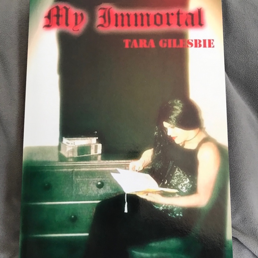 Brand new Tara Gilesbie infamous book! 14$ or bundle 3 items/ 25$